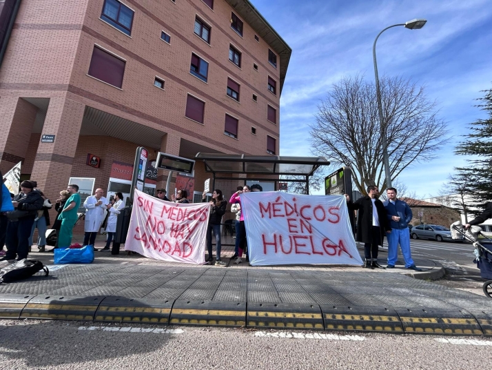 Imágenes de la protesta de batas blancas, hoy, en Soria. | I. López/ CESM