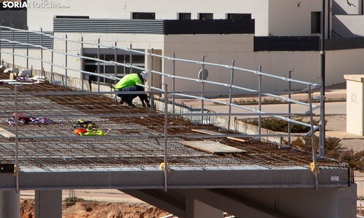 Trabajadoras mayores de 45 y temporalidad en servicios, tendencia del mercado laboral en el comienzo del año