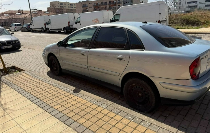 Los vecinos de Los Royales exigen la retirada urgente de sus calles de los coches decomisados por orden judicial