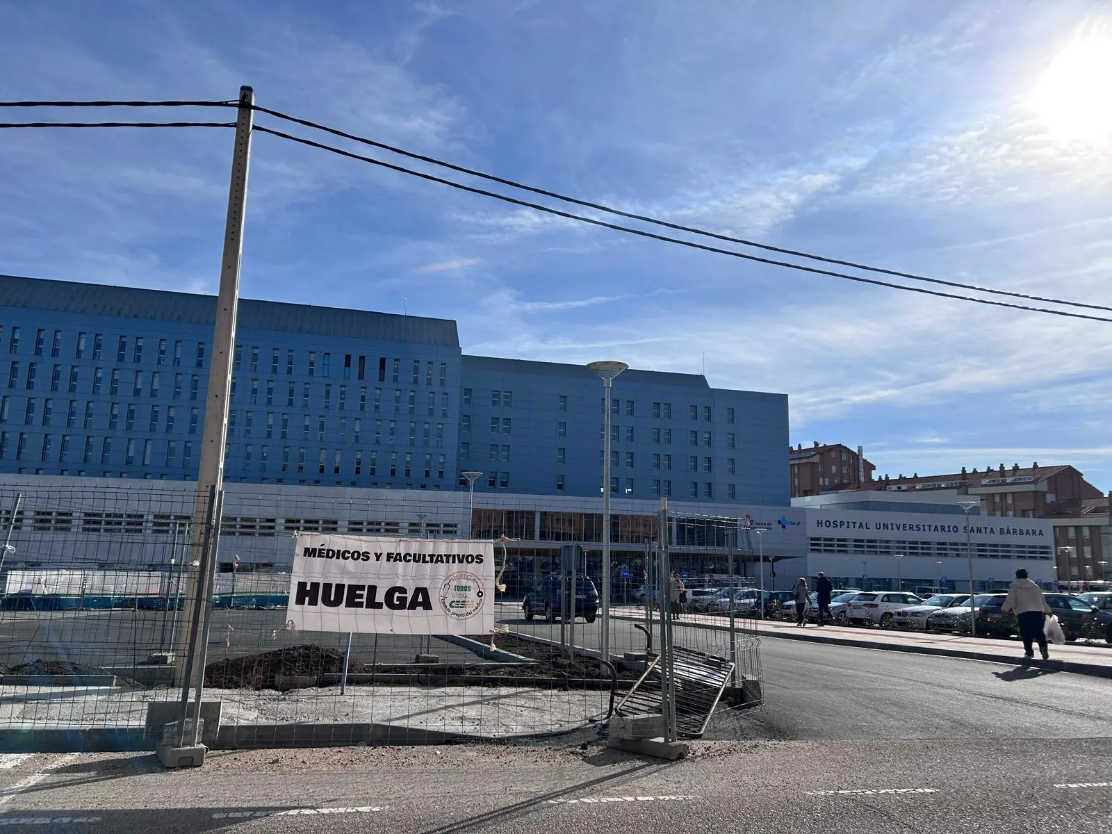 Imágenes de la concentración, este lunes, de los médicos y médicas frente al hospital Santa Bárbara.| CESM