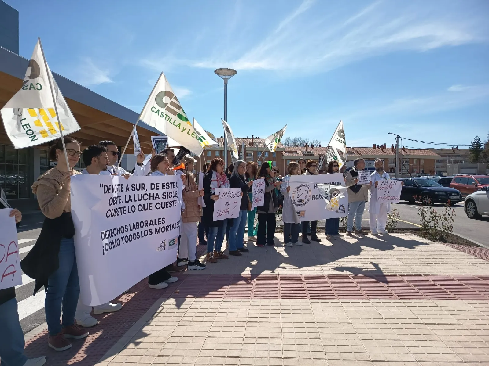 Imágenes de la concentración, este lunes, de los médicos y médicas frente al hospital Santa Bárbara.| CESM