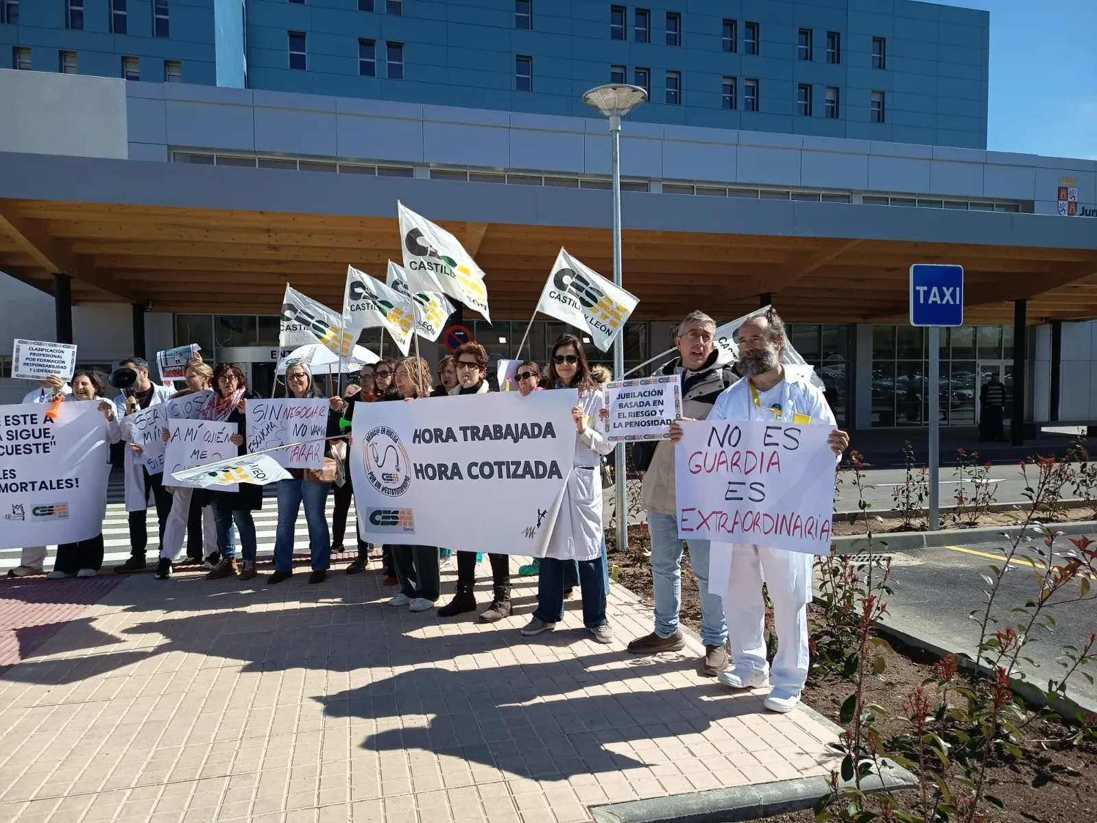 Imágenes de la concentración, este lunes, de los médicos y médicas frente al hospital Santa Bárbara.| CESM