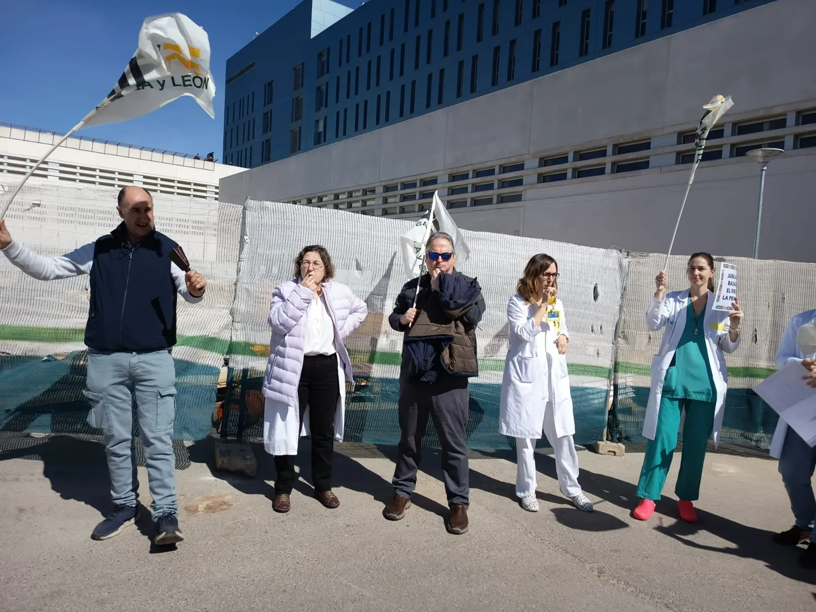 Imágenes de la concentración, este lunes, de los médicos y médicas frente al hospital Santa Bárbara.| CESM