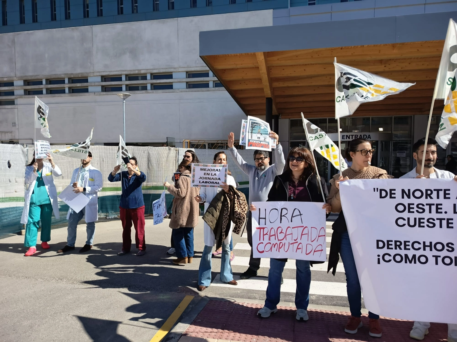 Imágenes de la concentración, este lunes, de los médicos y médicas frente al hospital Santa Bárbara.| CESM