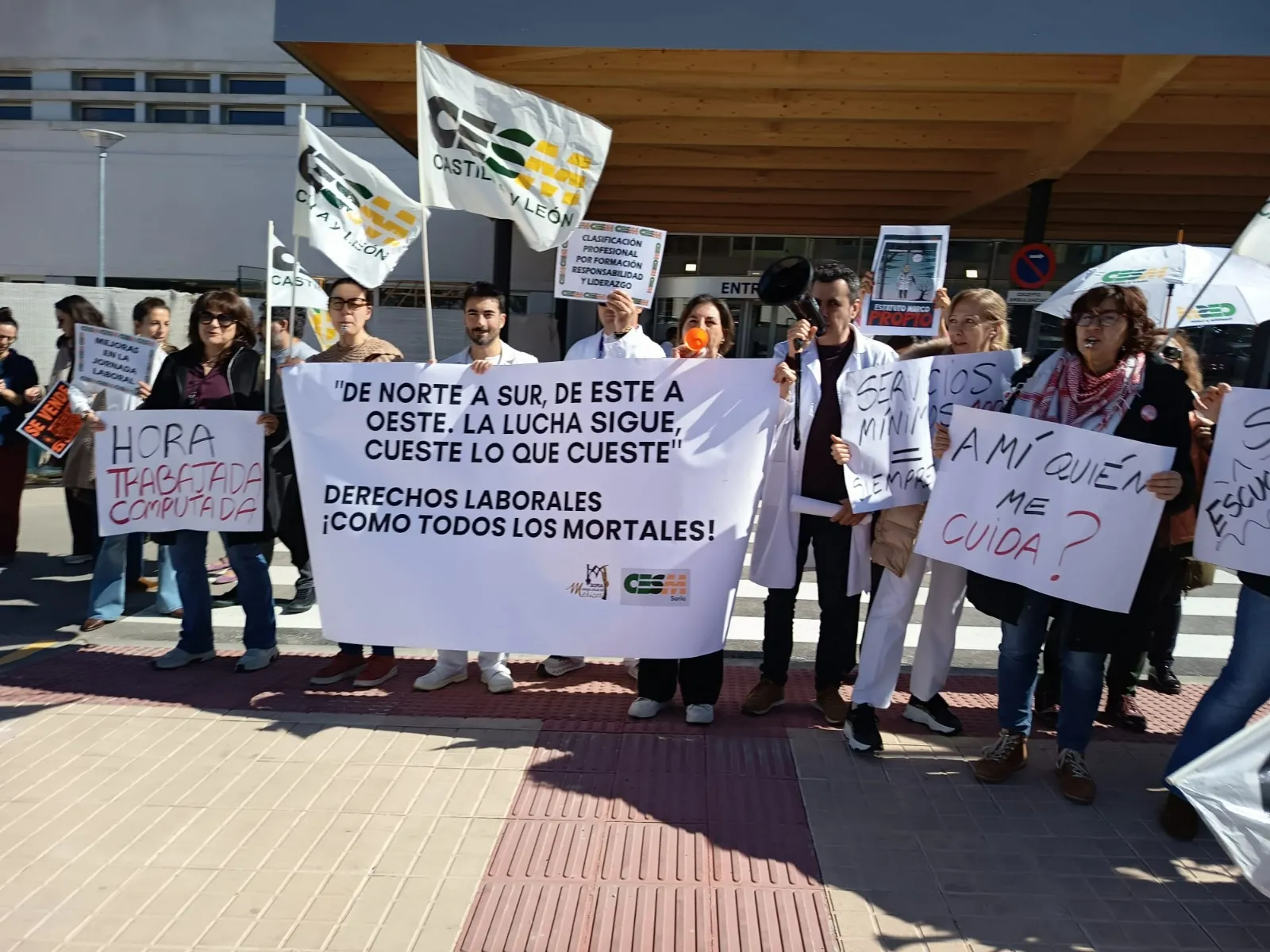 Imágenes de la concentración, este lunes, de los médicos y médicas frente al hospital Santa Bárbara.| CESM