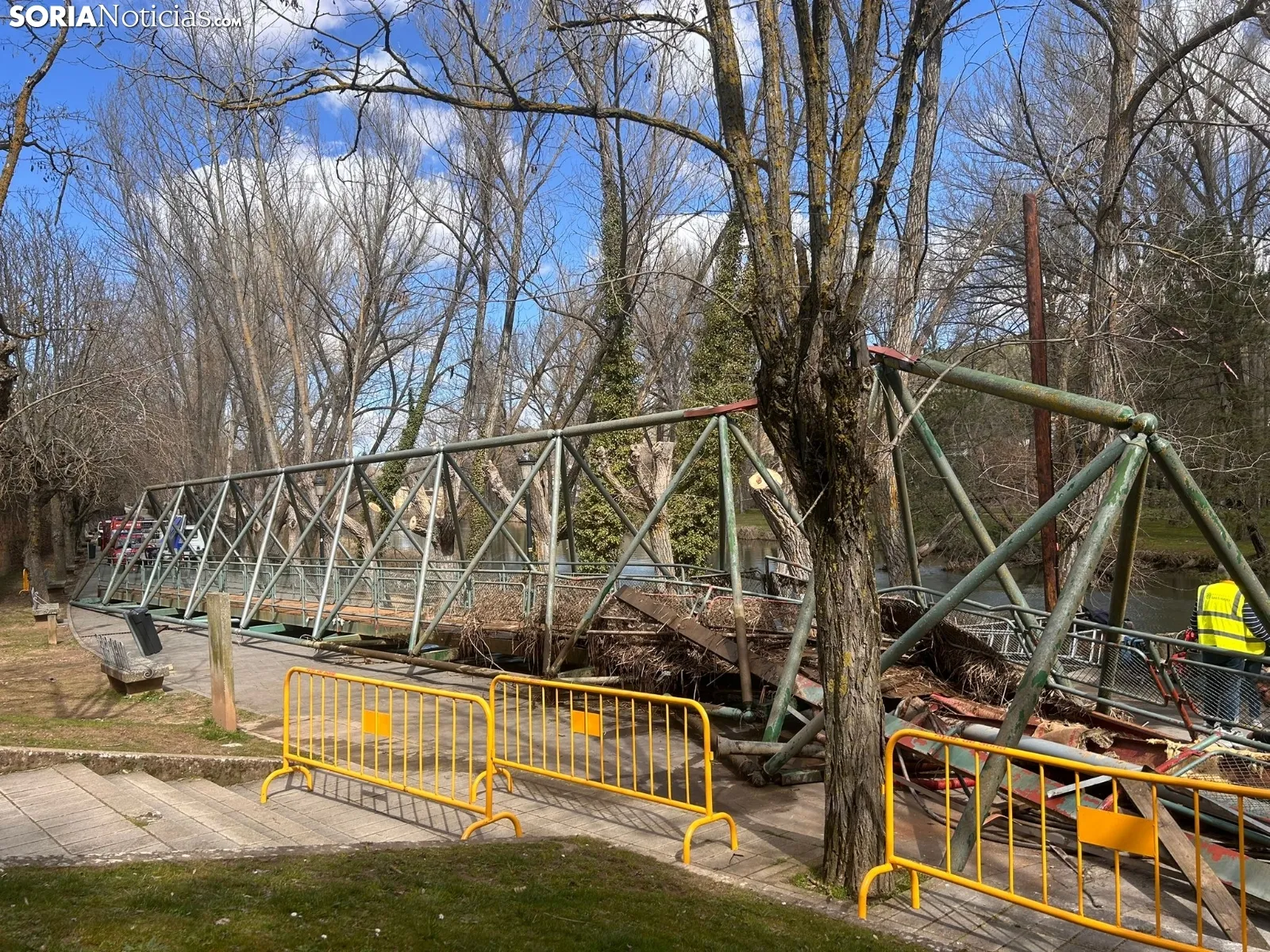 Retirada de la pasarela sobre el río Duero.