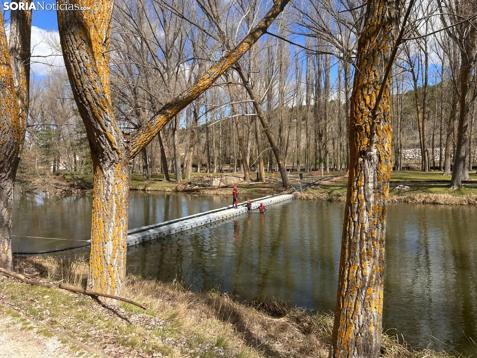 Retirada de la pasarela sobre el río Duero.