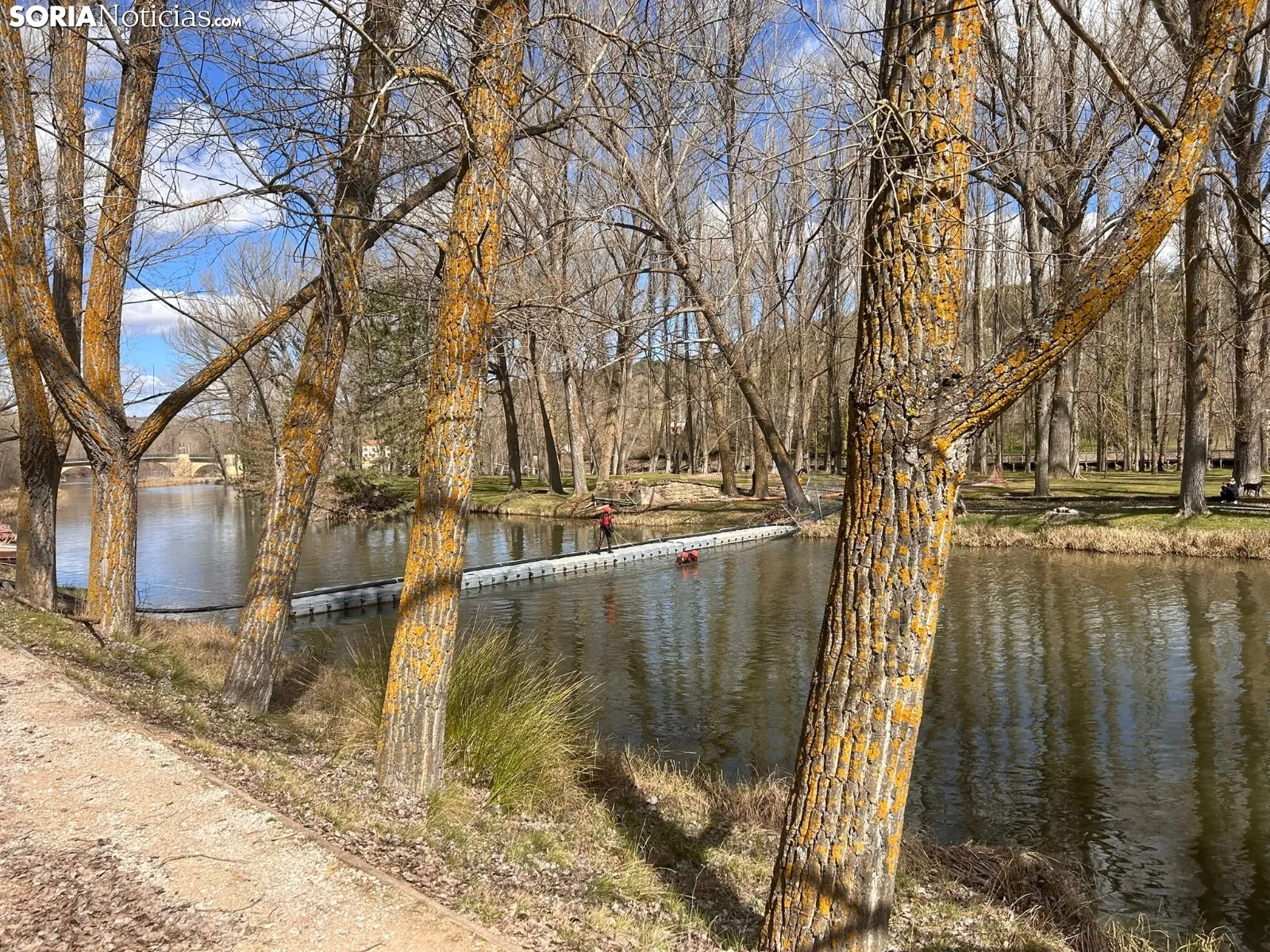 Retirada de la pasarela sobre el río Duero.