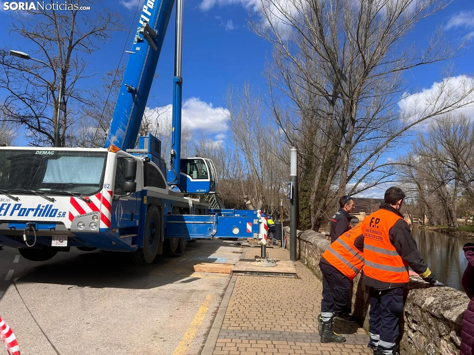 Retirada de la pasarela sobre el río Duero.