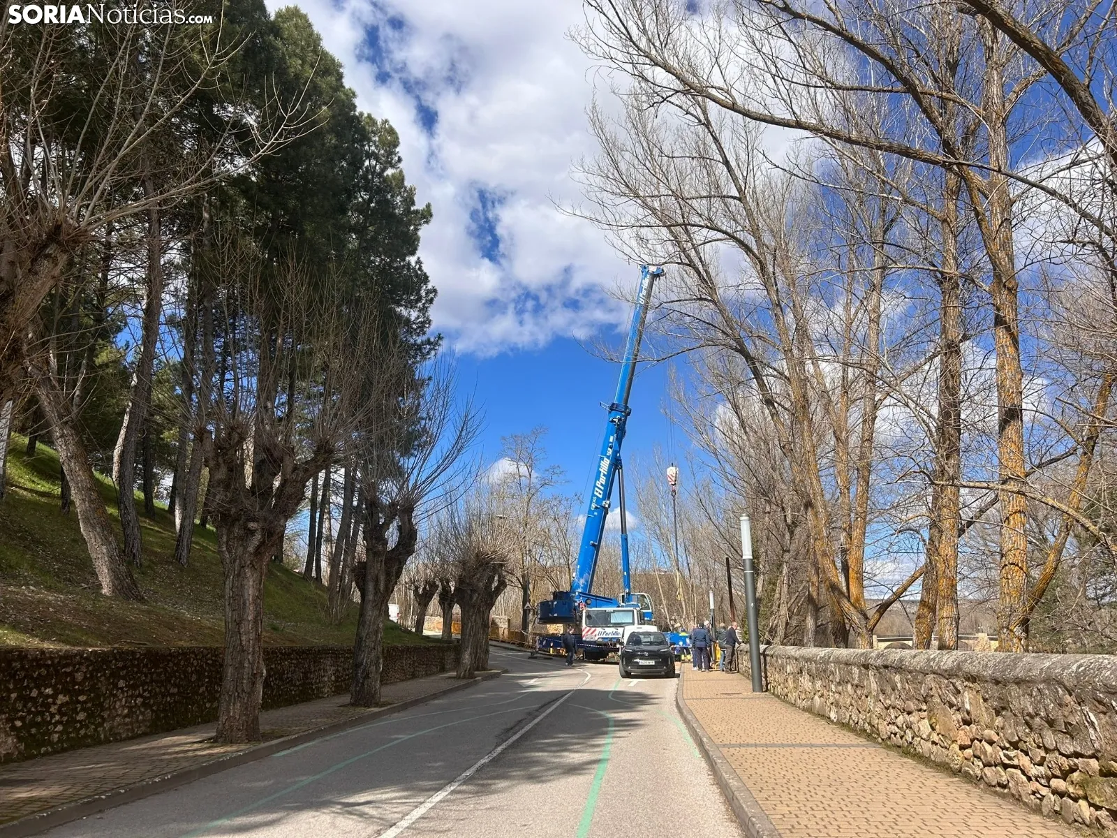 Retirada de la pasarela sobre el río Duero.