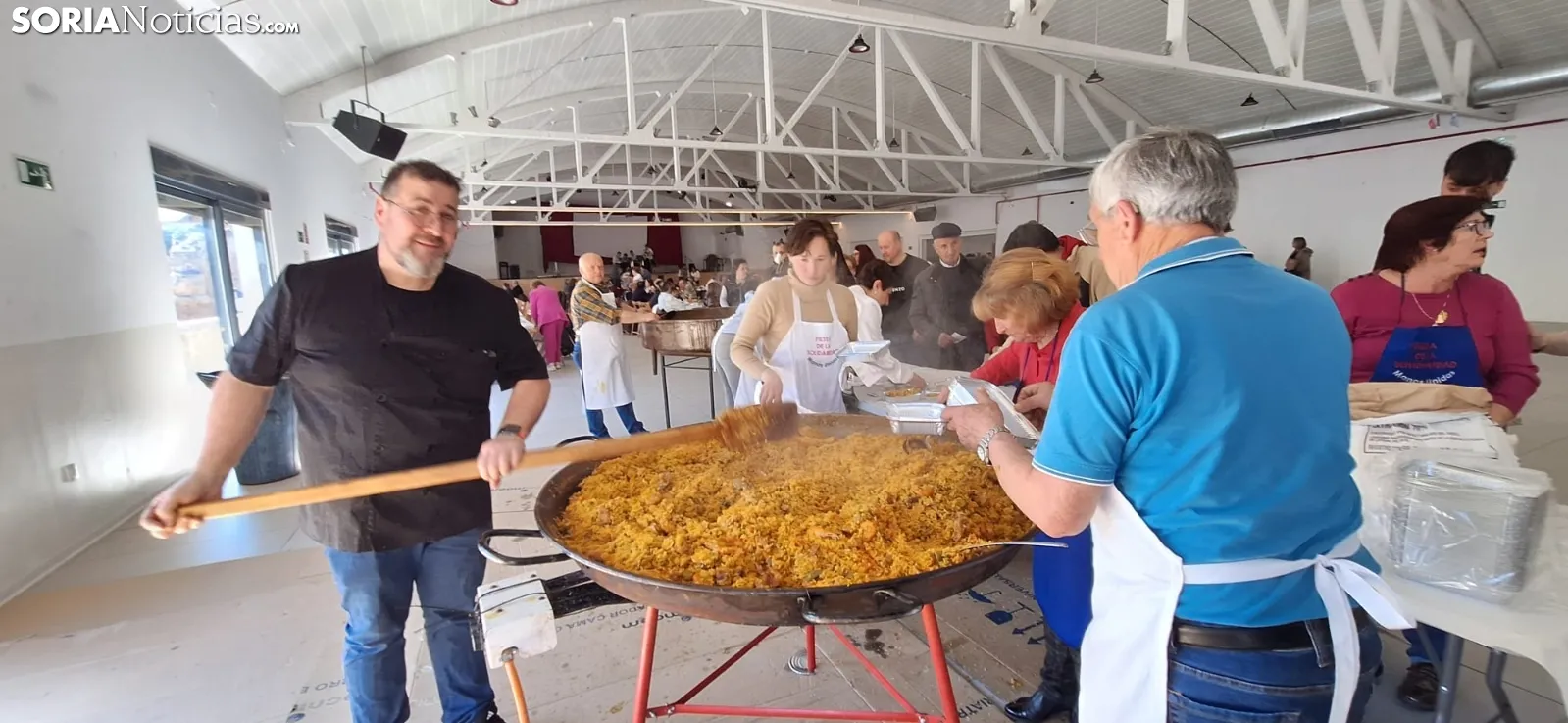 Foto 11 - La parroquia de &Aacute;greda vuelve a ayudar a los m&aacute;s desfavorecidos: 600 raciones de paella y migas