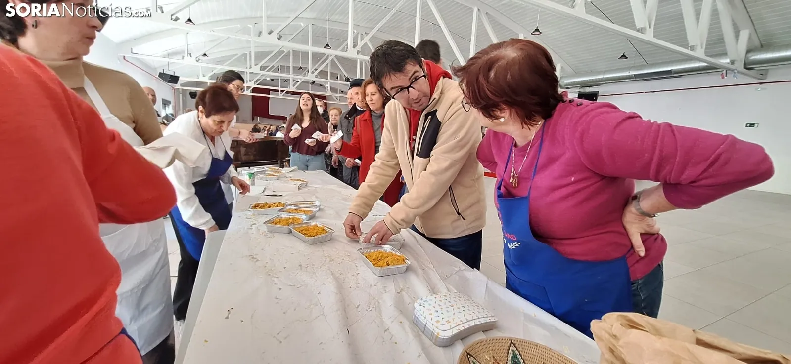 Foto 10 - La parroquia de &Aacute;greda vuelve a ayudar a los m&aacute;s desfavorecidos: 600 raciones de paella y migas