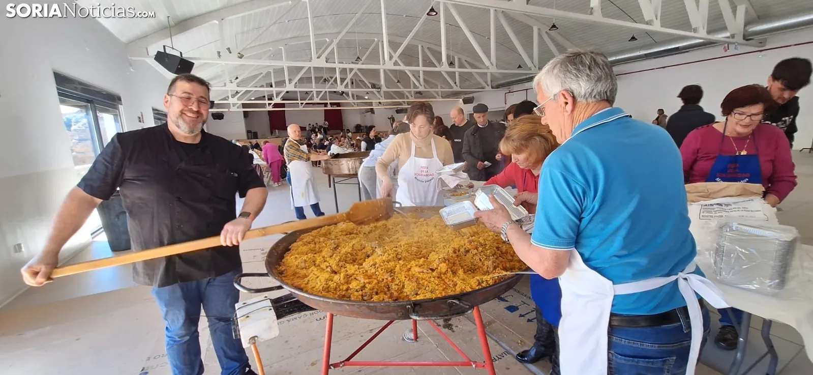 Foto 9 - La parroquia de &Aacute;greda vuelve a ayudar a los m&aacute;s desfavorecidos: 600 raciones de paella y migas