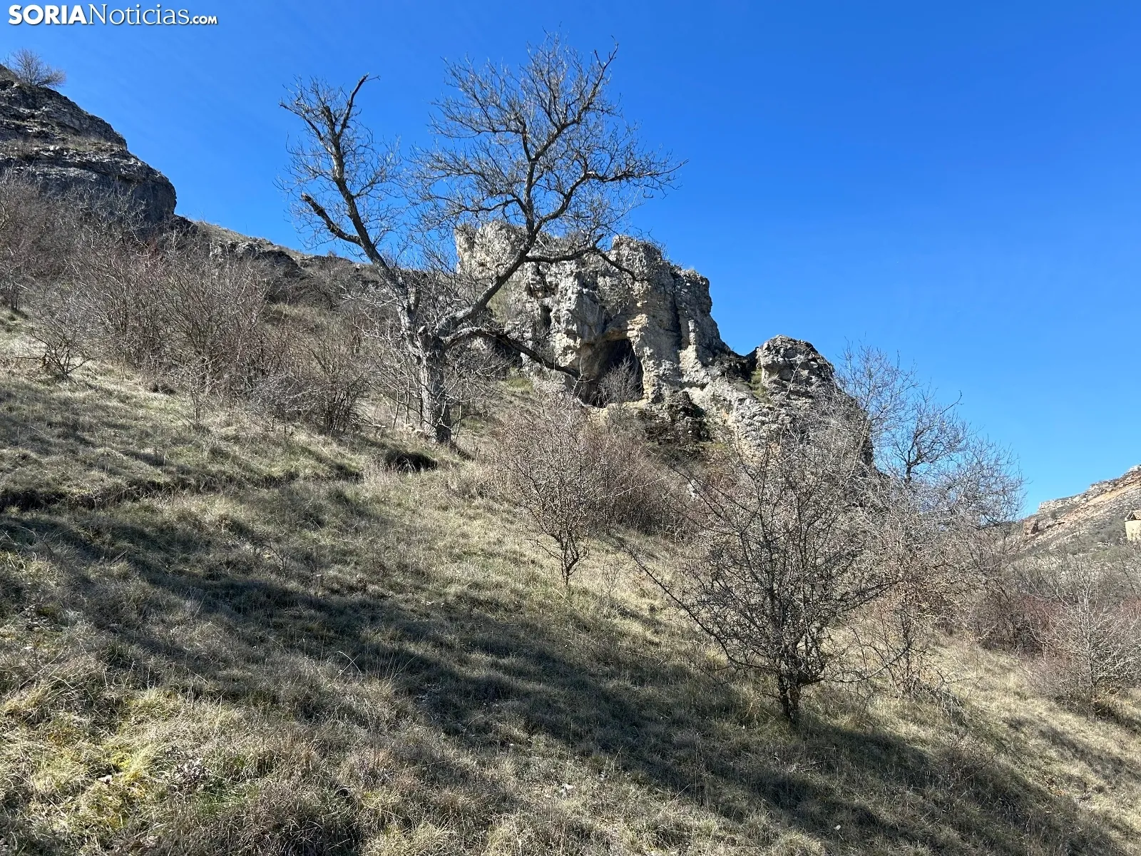 Foto 2 - Este pueblo de Soria tiene una cueva, &iquest;abierta a huevazos?