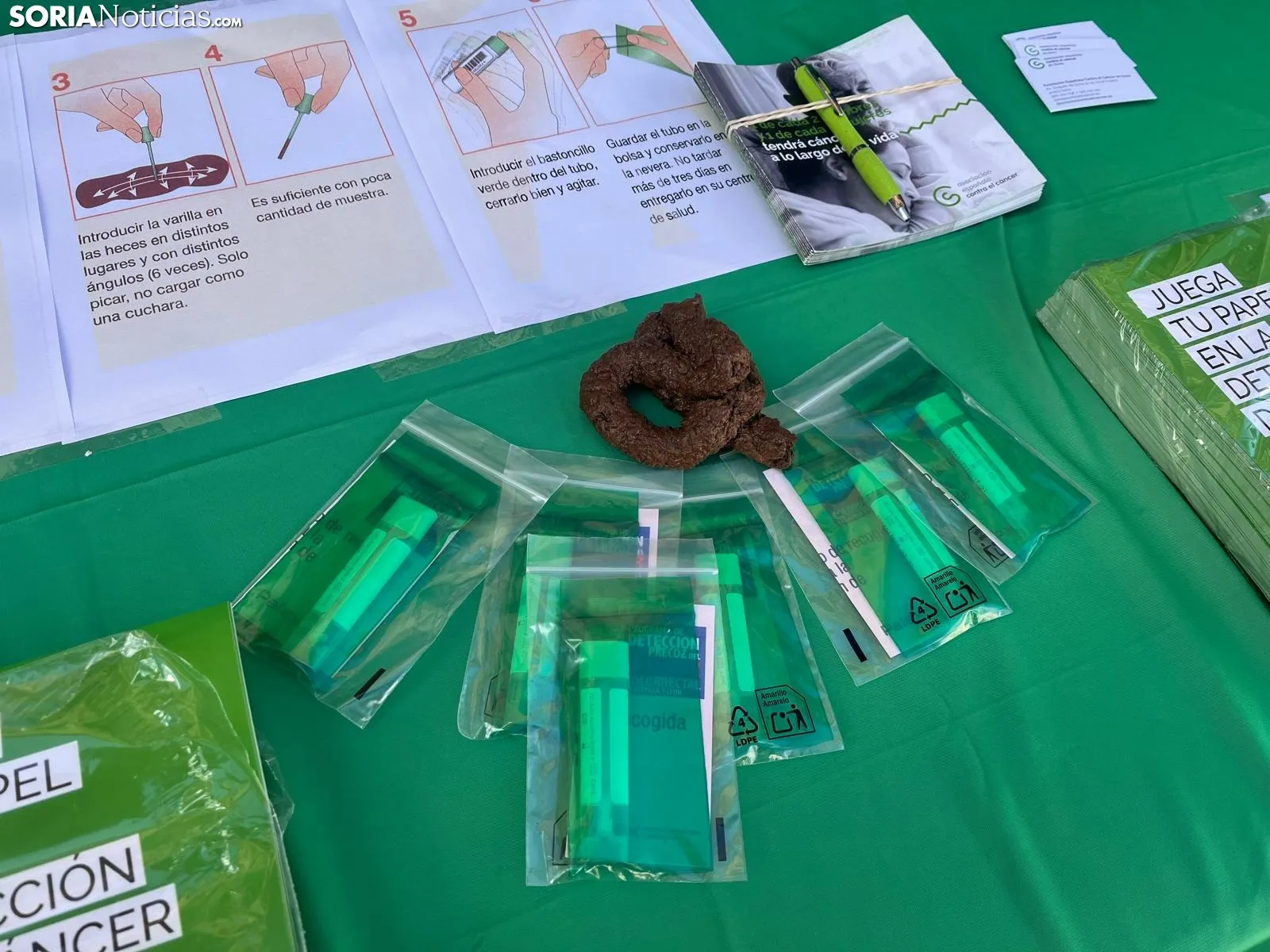 Mesa informativa de la Asociación Española Contra el Cáncer en Soria 