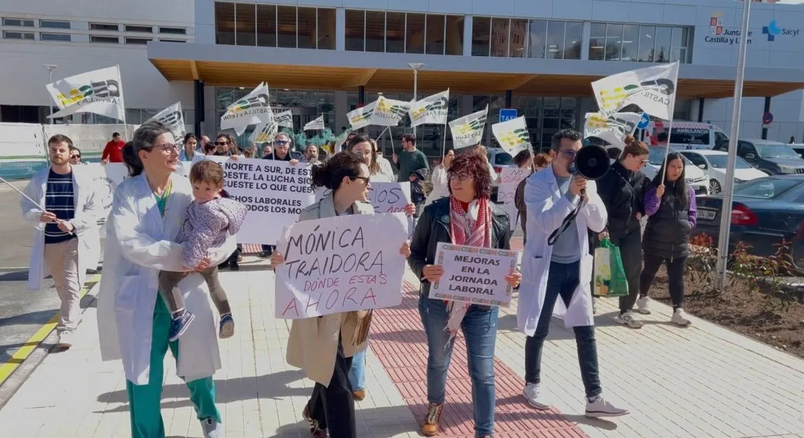Tres imágenes de la protesta de hoy jueves en Soria.