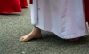 Un cofrade descalzo en una imagen de archivo de la Semana Santa de la capital. | María Ferrer