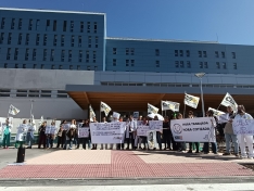 Imágenes de la concentración, este lunes, de los médicos y médicas frente al hospital Santa Bárbara.| CESM