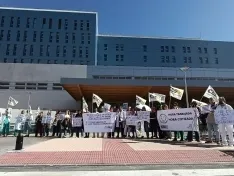 Imágenes de la concentración, este lunes, de los médicos y médicas frente al hospital Santa Bárbara.| CESM
