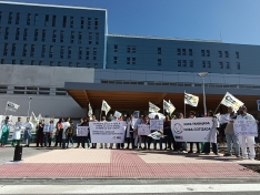 Imágenes de la concentración, este lunes, de los médicos y médicas frente al hospital Santa Bárbara.| CESM