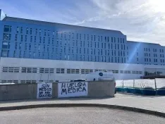 Imágenes de la concentración, este lunes, de los médicos y médicas frente al hospital Santa Bárbara.| CESM