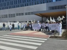 Imágenes de la concentración, este lunes, de los médicos y médicas frente al hospital Santa Bárbara.| CESM