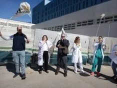 Imágenes de la concentración, este lunes, de los médicos y médicas frente al hospital Santa Bárbara.| CESM