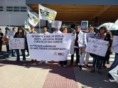 Imágenes de la concentración, este lunes, de los médicos y médicas frente al hospital Santa Bárbara.| CESM