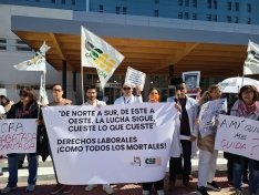 Imágenes de la concentración, este lunes, de los médicos y médicas frente al hospital Santa Bárbara.| CESM
