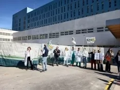 Imágenes de la concentración, este lunes, de los médicos y médicas frente al hospital Santa Bárbara.| CESM