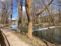 Retirada de la pasarela sobre el río Duero.