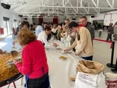 Foto 14 - La parroquia de &Aacute;greda vuelve a ayudar a los m&aacute;s desfavorecidos: 600 raciones de paella y migas