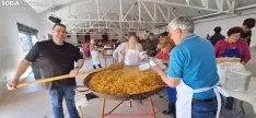 Foto 9 - La parroquia de &Aacute;greda vuelve a ayudar a los m&aacute;s desfavorecidos: 600 raciones de paella y migas