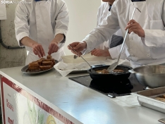 Foto 3 - &iquest;El secreto para hacer una buena torrija? Profesores y alumnos de La Merced lo explican en el Mercado