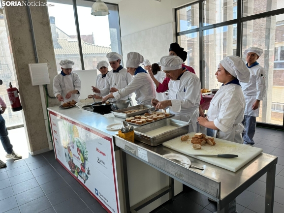 ¿El secreto para hacer una buena torrija? Profesores y alumnos de La Merced lo explican en el Mercado