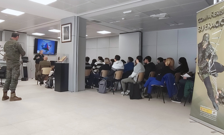 Alumnos del campus de Soria exploran su futuro en Defensa
