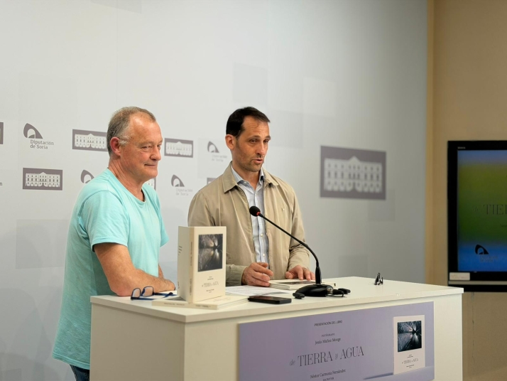 de Tierra y Agua: Un viaje abstracto por la provincia a través de la fotografía y la poesía