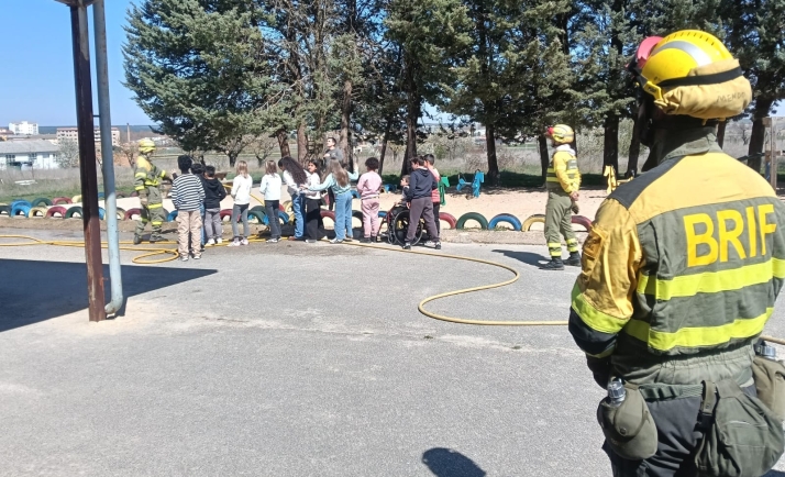 Almazán estrena la campaña escolar de prevención de incendios con la BRIF de Lubia