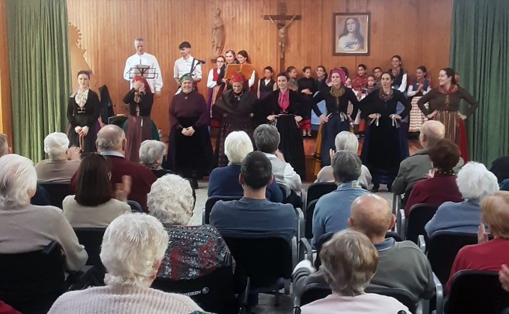 El folclore soriano ameniza la jornada de los mayores en la residencia de Ágreda