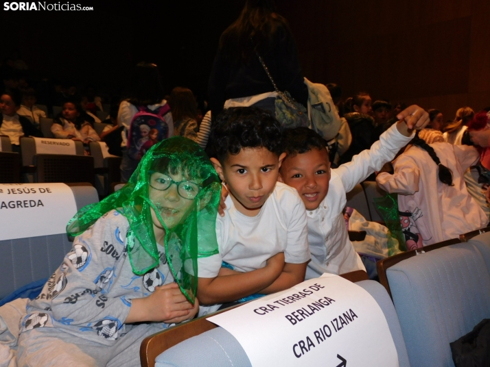 Más de 500 escolares disfrutan de ‘Peer Gynt’ en el conservatorio, en imágenes