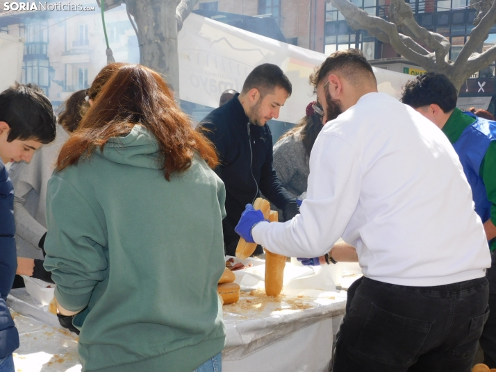 Operación Bocadillo de Manos Unidas en la Plaza Herradores