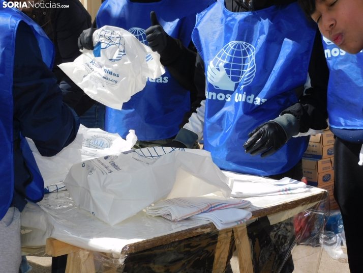 Operación Bocadillo de Manos Unidas en la Plaza Herradores