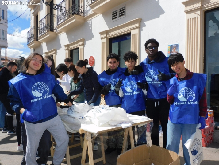 Operación Bocadillo de Manos Unidas en la Plaza Herradores