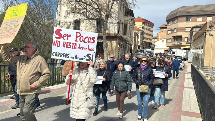 Protesta de los venicos a las puertas de Correos en Arcos de Jalón 