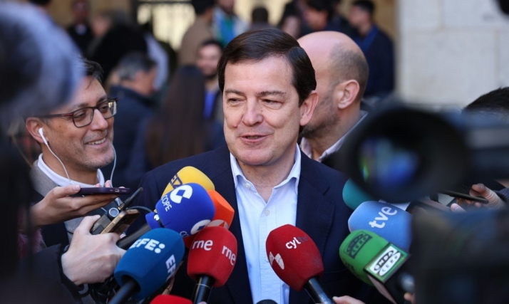 Mañueco deposita su papeleta con un llamamiento a la participación ciudadana