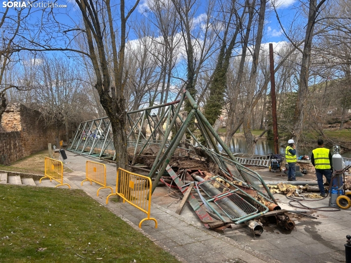Retirada de la pasarela sobre el río Duero.