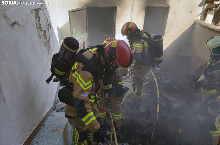 Los bomberos de la Diputación sofocan un fuego urbano en Almazán