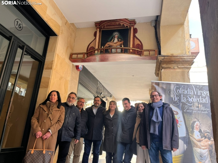 La Cofradía de la Soledad inaugura su emblemático altar restaurado en El Collado
