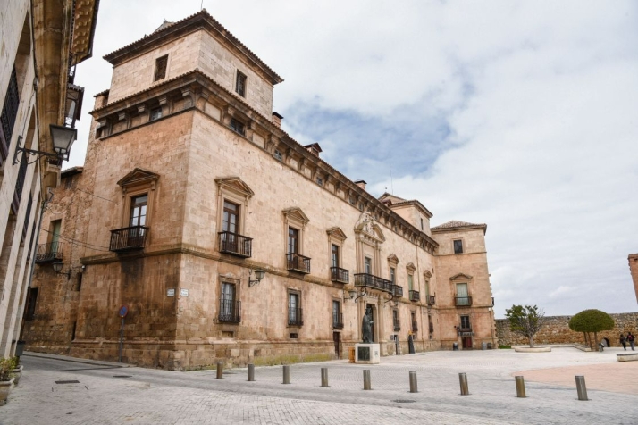 Paraguas en la capital y sol en El Burgo de Osma y Almazán