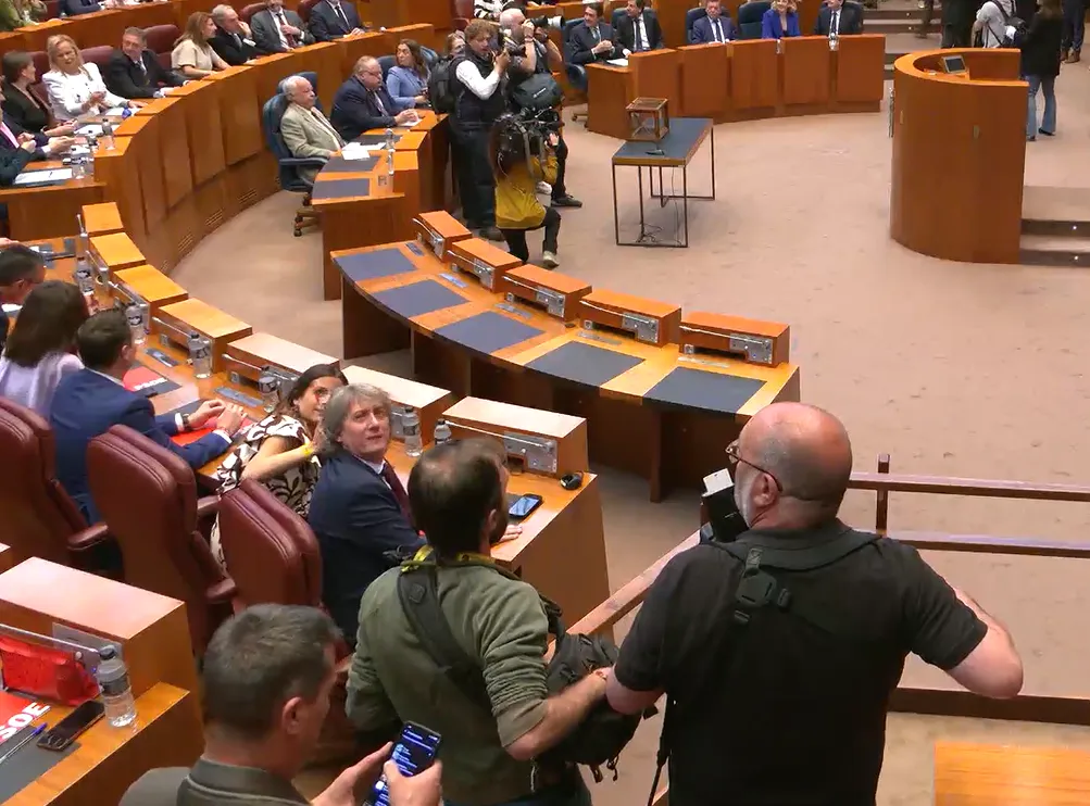 Carlos Martínez en su escaño, junto a la tribuna de gráficos.